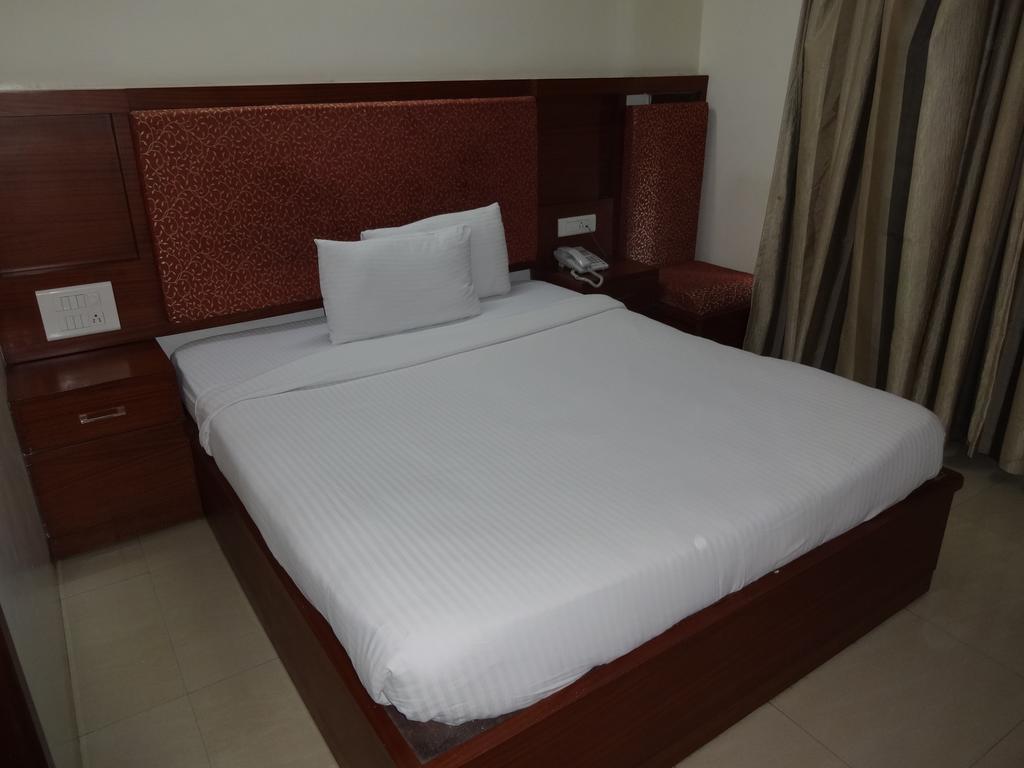 La Hospin Hotel Rājahmundry Room photo