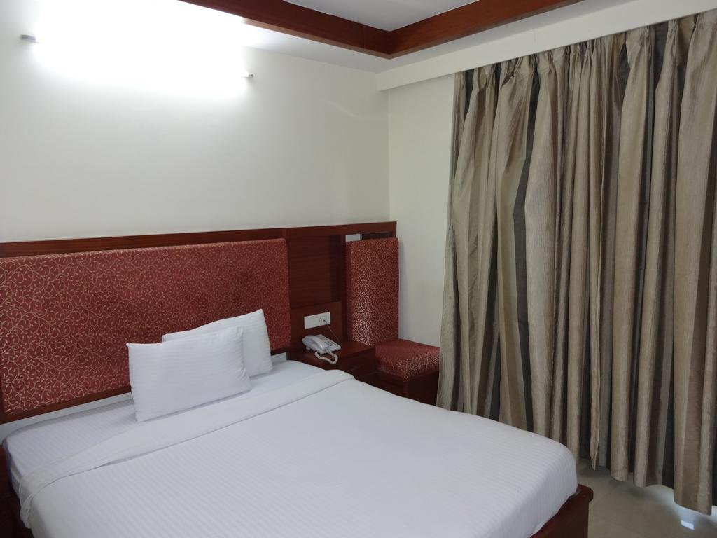 La Hospin Hotel Rājahmundry Room photo
