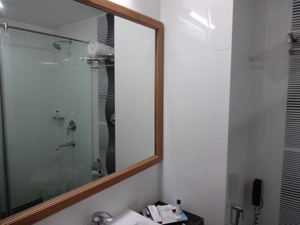 La Hospin Hotel Rājahmundry Room photo