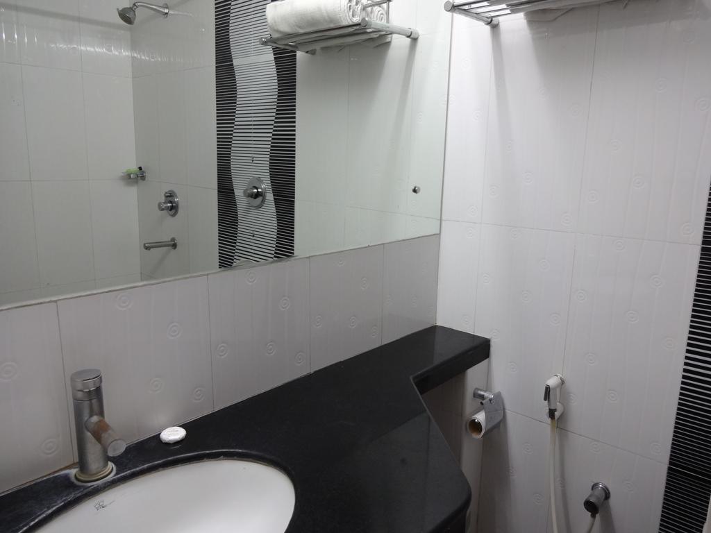 La Hospin Hotel Rājahmundry Room photo