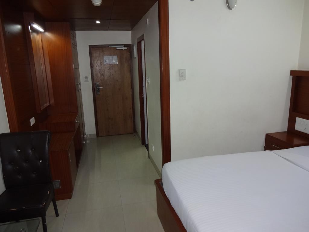 La Hospin Hotel Rājahmundry Room photo